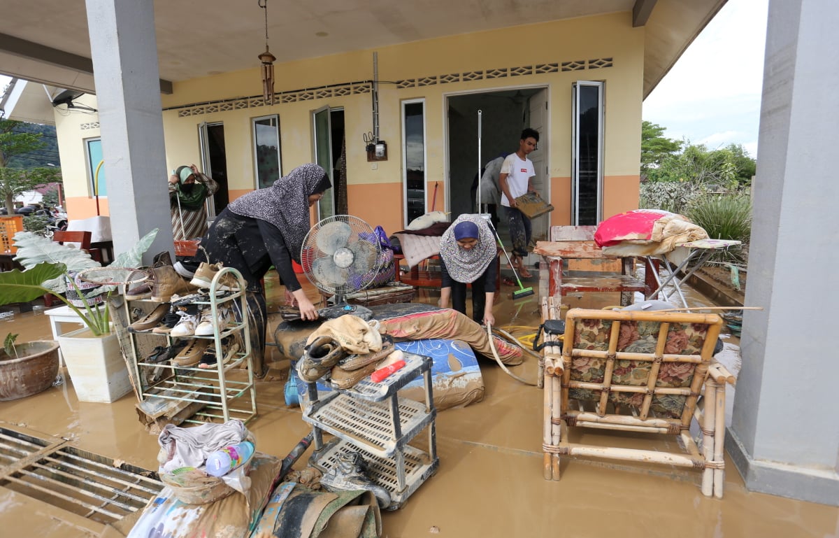Penyanyi Yantzen panjat bumbung, rumah di Hulu Langat dinaiki air