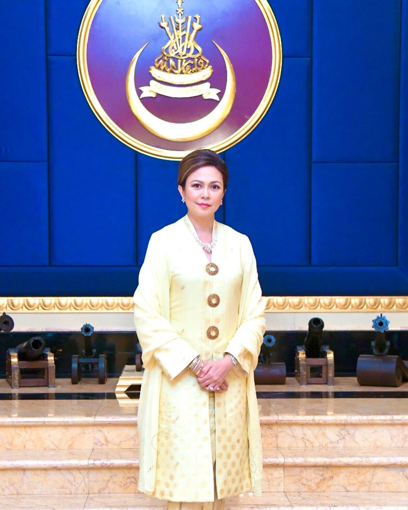 Telepuk seni hiasan busana tradisi diraja Selangor