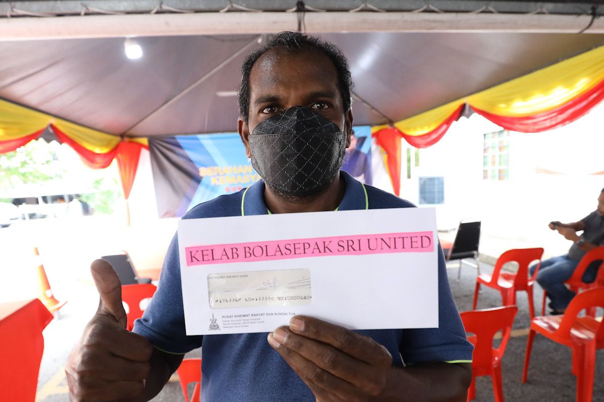 சுங்கை துவா தொகுதி  சேவை மையத்தின் வழி  பத்து கேவ்ஸ் எப்.சி. கால்பந்து குழுவுக்கு 1,500 வெள்ளி மானியம்