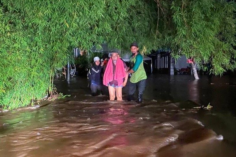 Redah arus selamatkan bayi, penduduk terkandas banjir di Sungai Kandis