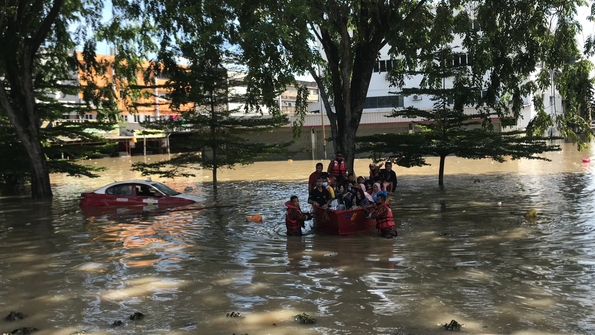 Pelbagai bantuan silih berganti diterima penduduk Taman Sri Muda