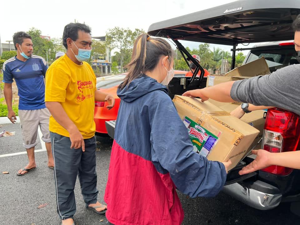 巴生卫星市收容所灾黎达2200人   邓章钦团队派膳食温饱灾黎