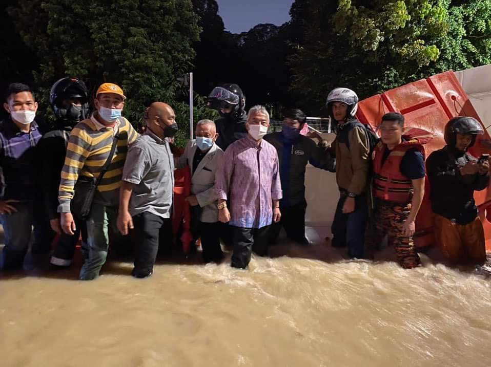 Istana Negara disaster relief team helps flood victims in Selangor
