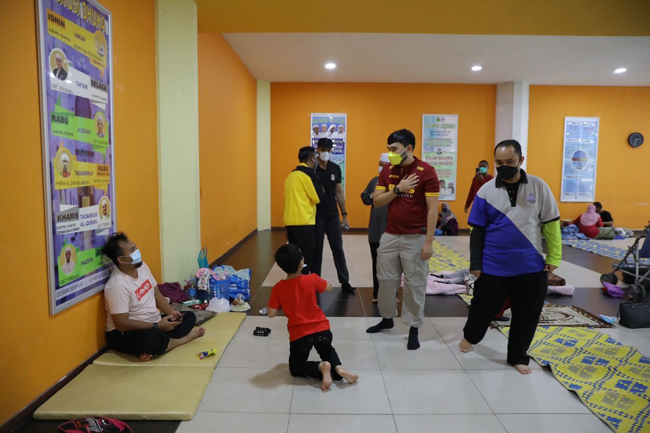 Raja Muda Selangor lawat mangsa banjir di Masjid Negeri