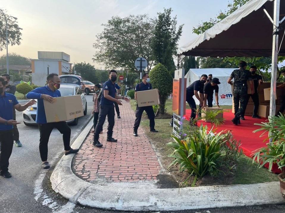 Istana Negara disaster relief team helps flood victims in four Selangor districts