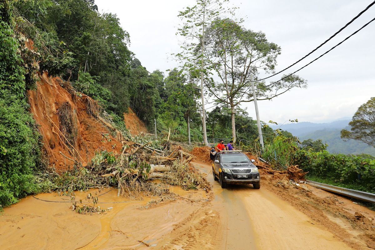 乌冷呀吃高山水流直冲 造成当地大淹水