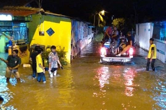 கோலா சிலாங்கூரில் வெள்ளத்தால் பாதிக்கப்பட்ட 1,715 பேர் 8  தற்காலிக  மையங்களில்