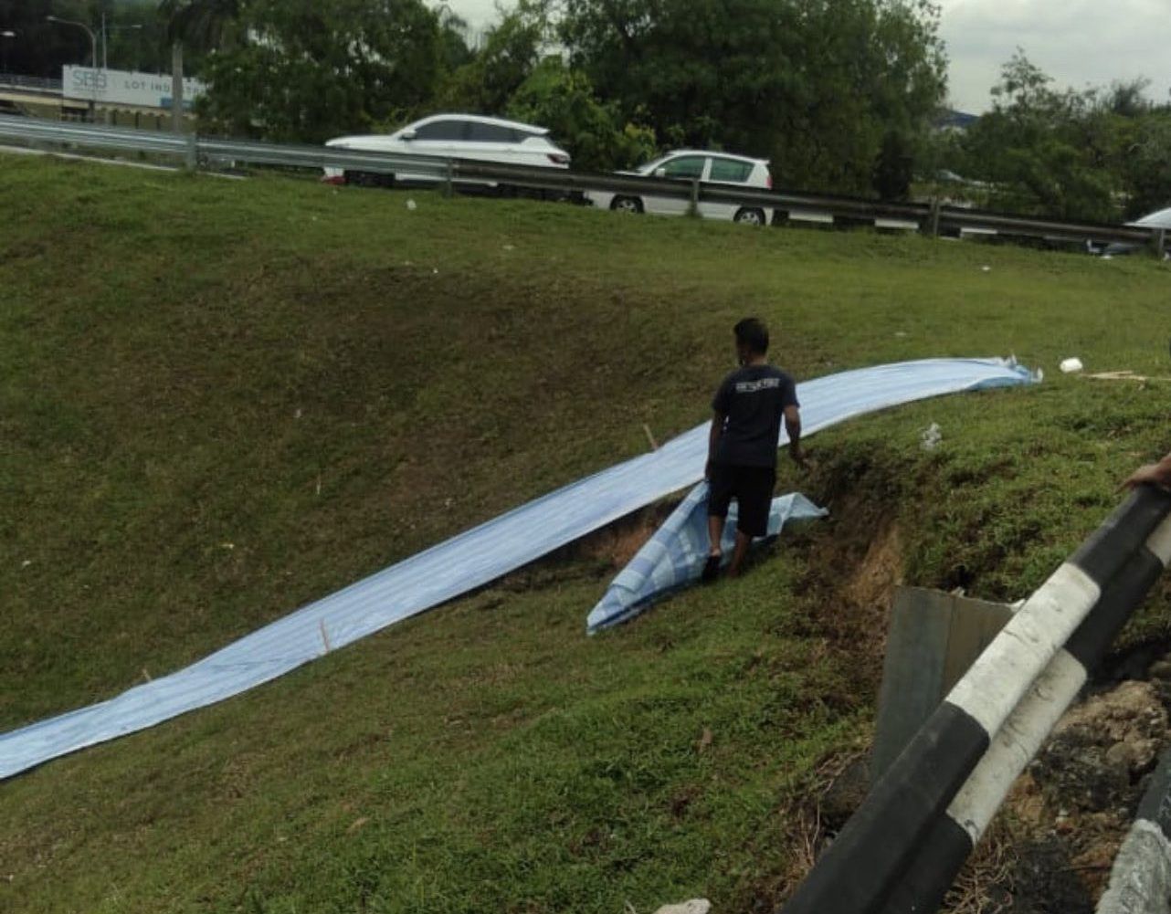 美拉华蒂交通圈往隆市 路口旁地陷.车主受促警惕