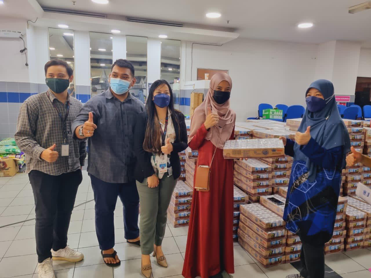 Bantuan MBI terus rancak, agih susu, makanan ke pusat pemindahan