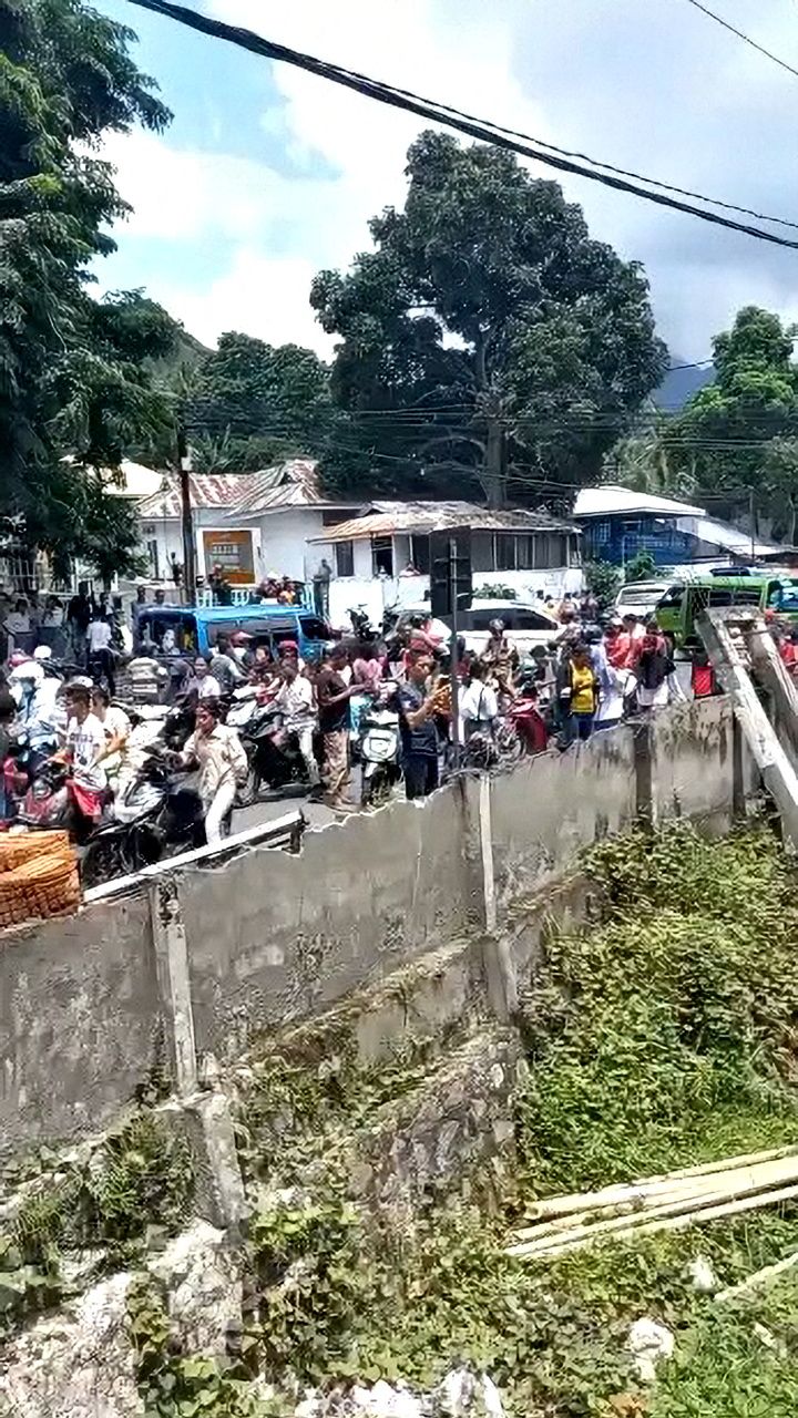 Powerful quake strikes Indonesia, residents flee into streets