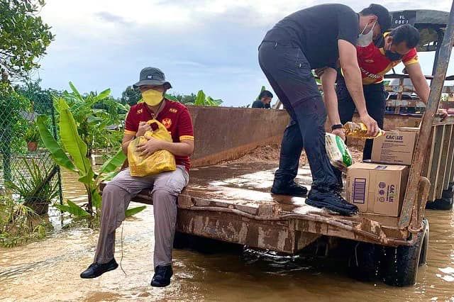 雪州王储亲临灾情派送物资