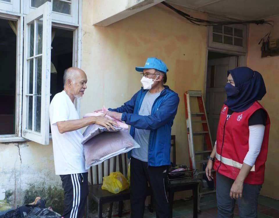 வெள்ளத்தில் பாதிக்கப்பட்டவர்களுக்கு உணவுக் கூடைகளை அன்வார் வழங்கினார்