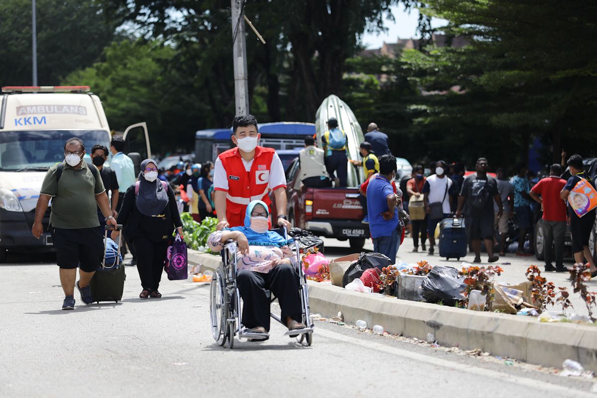 Bantu mangsa banjir lain meski rumah sendiri dinaiki air