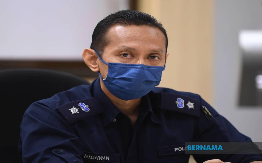 Two men nabbed for impersonating civil servants to rob foreigners