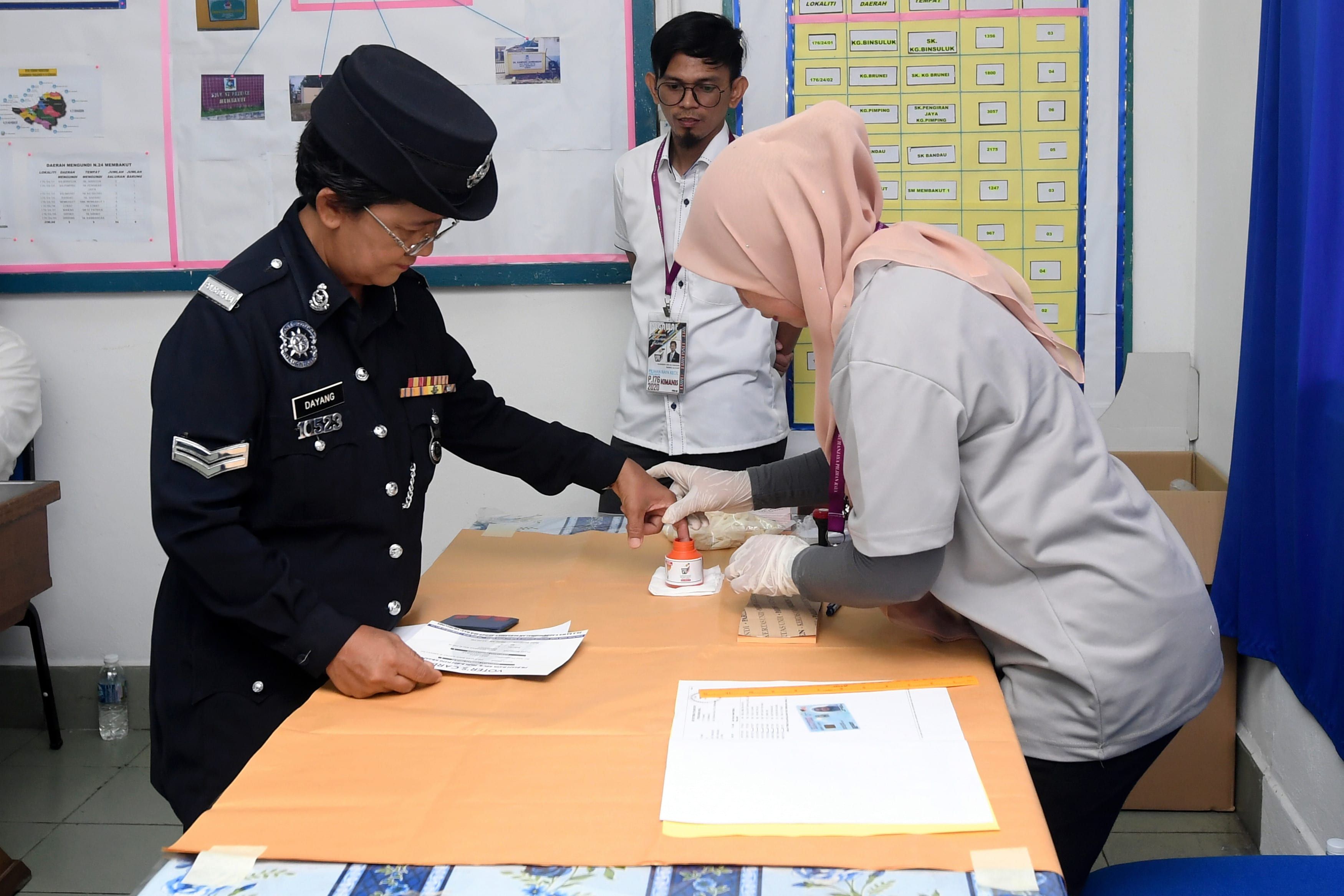 சிலாங்கூரில் வெள்ளத்தில் பாதிக்கப்பட்ட 795 காவல் துறையினருக்கு நிதியுதவி