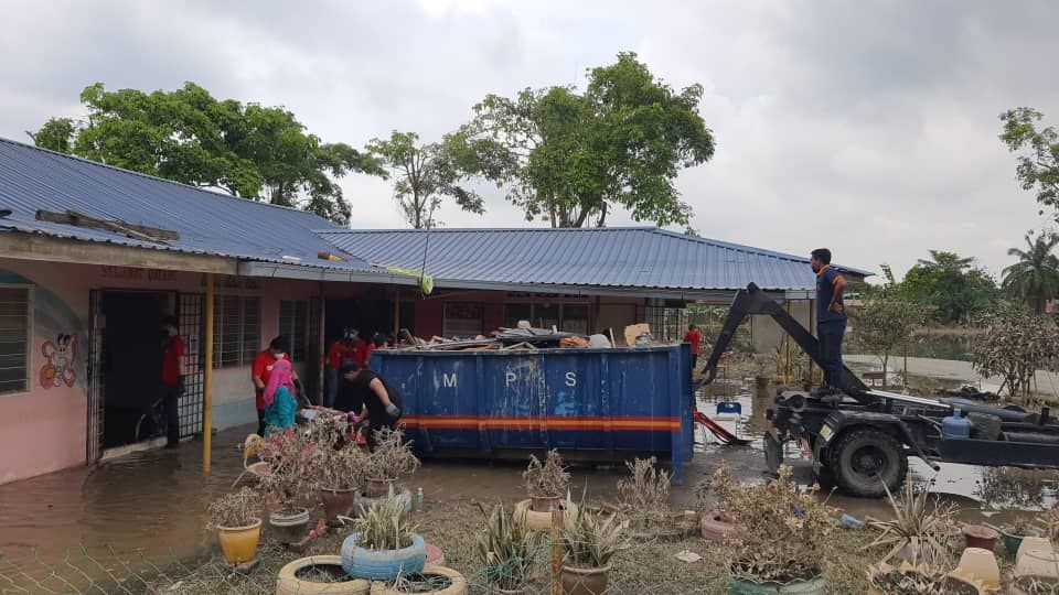 PBT bersihkan kediaman penduduk, buang sampah di jalan utama