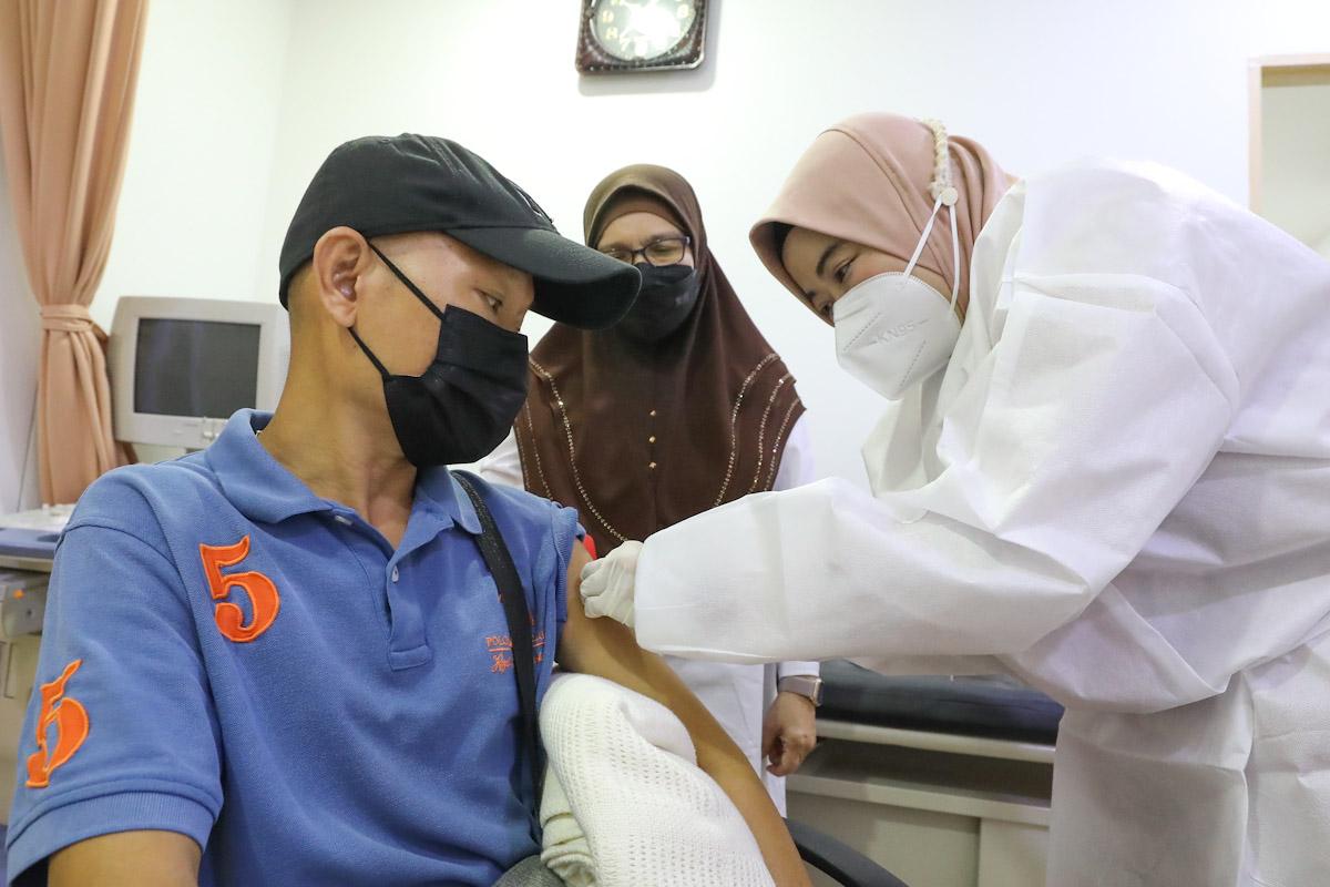 Second booster dose: Senior citizens to receive booking link in stages — Khairy
