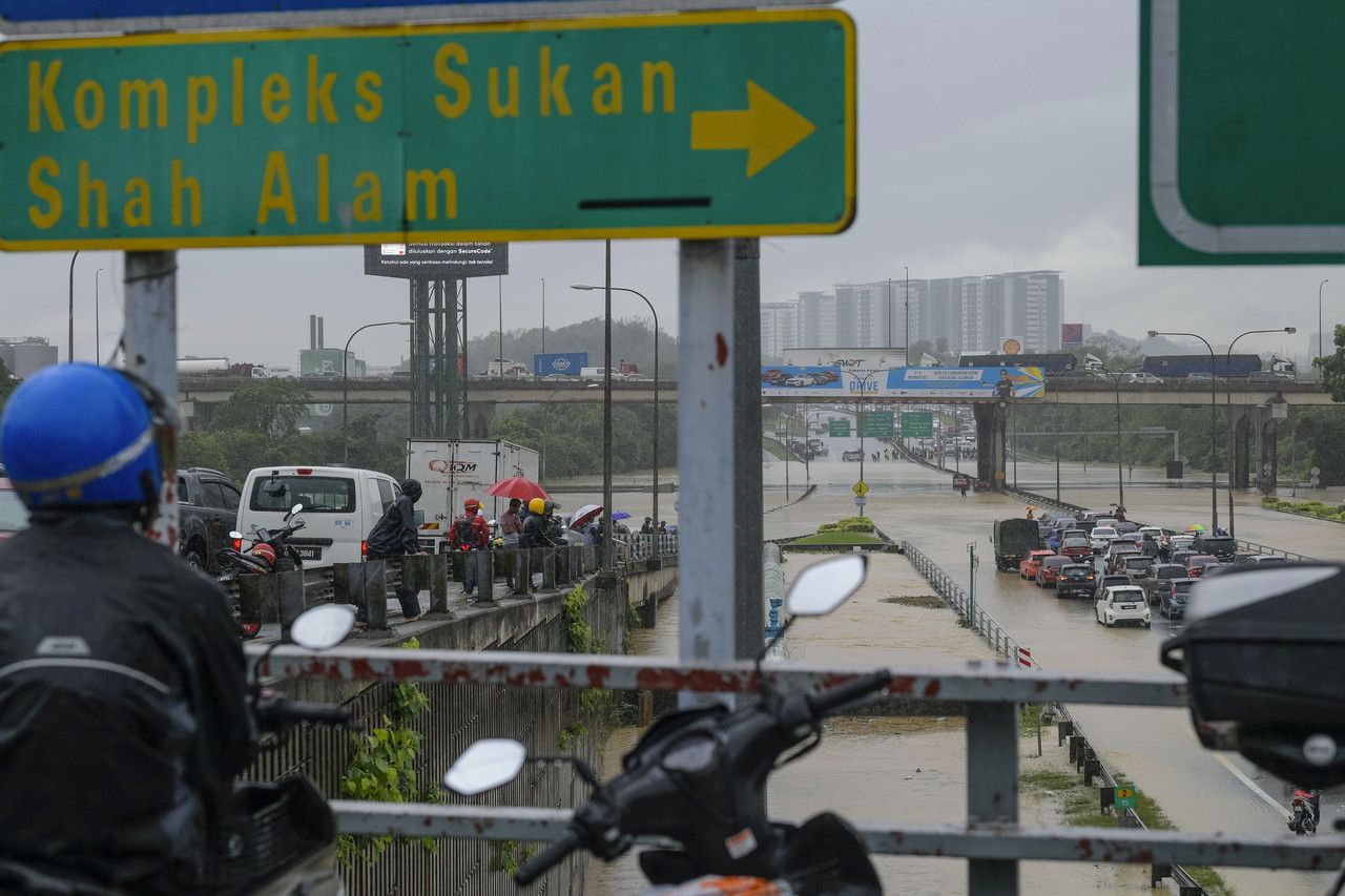 Air mulai surut, laluan Lebuhraya Persekutuan kini boleh digunakan