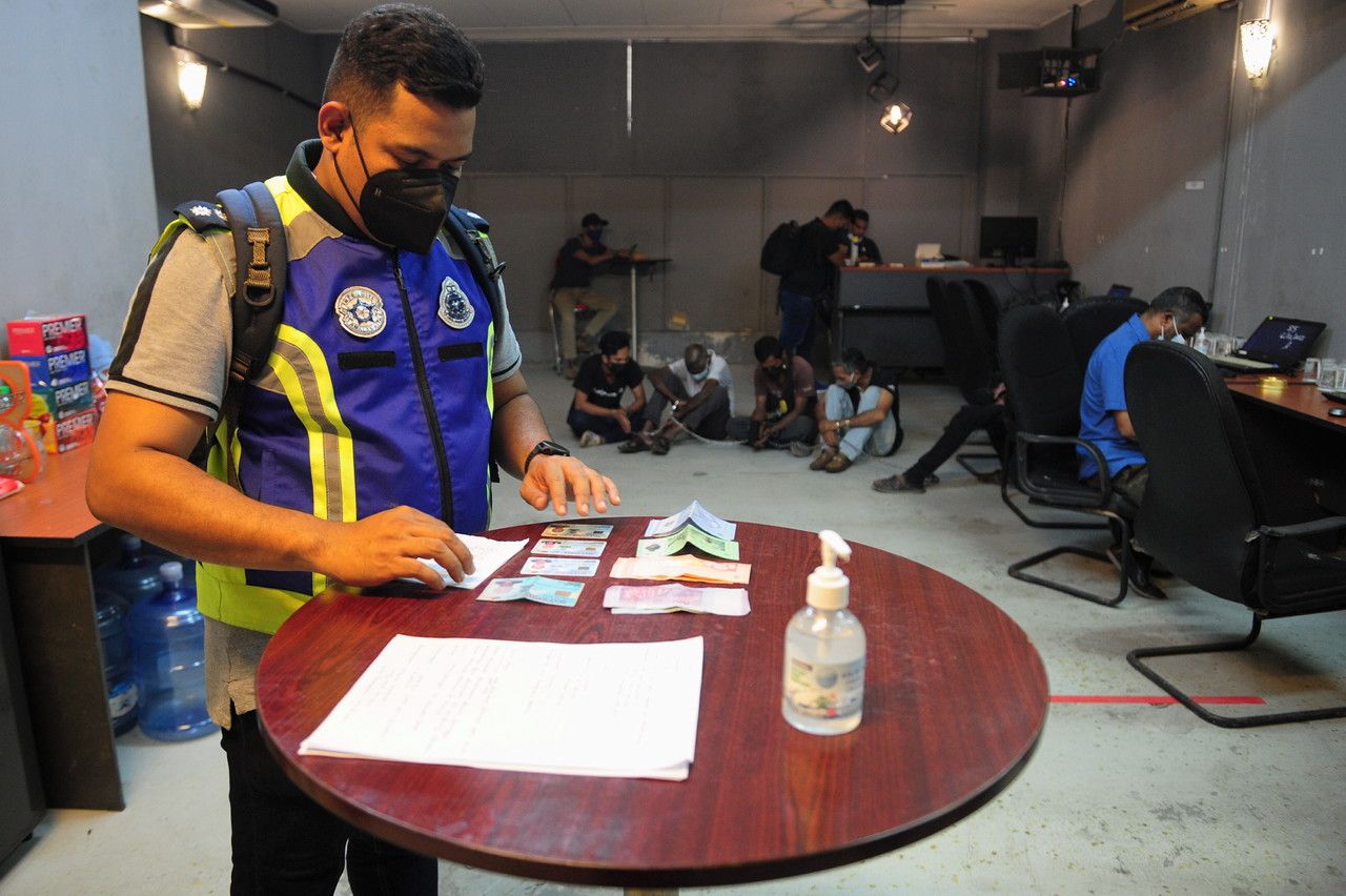 警方突检非法聚赌 逮捕25人.充公6.5万令吉