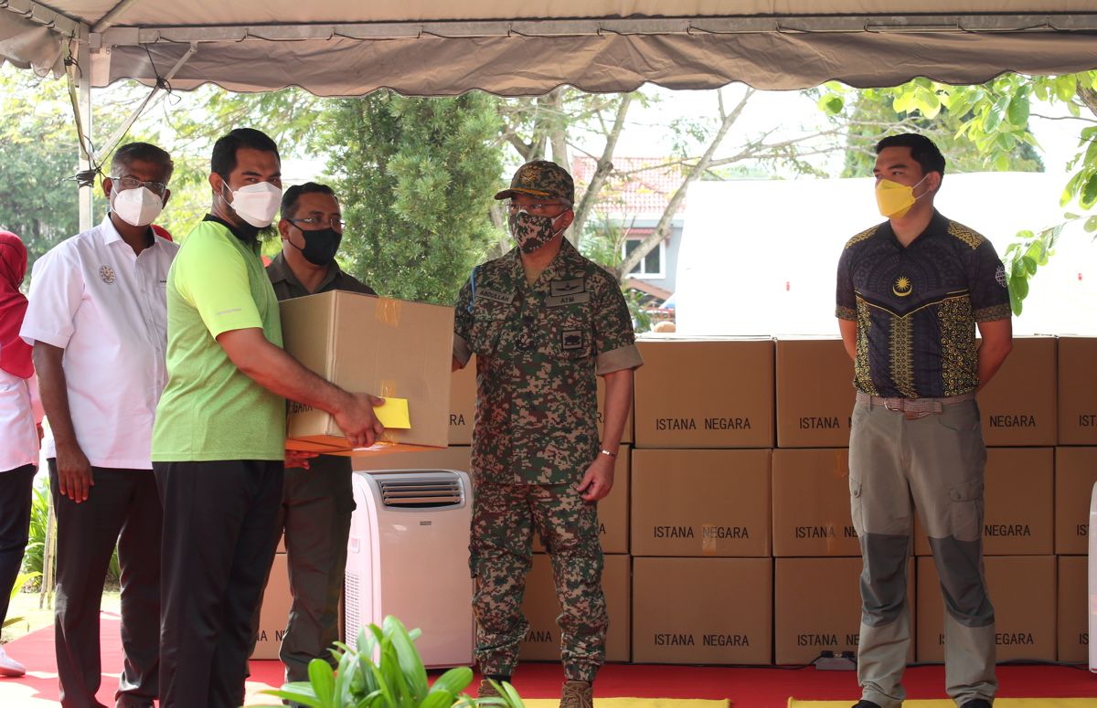 Agong berkenan melawat mangsa banjir, beri sumbangan