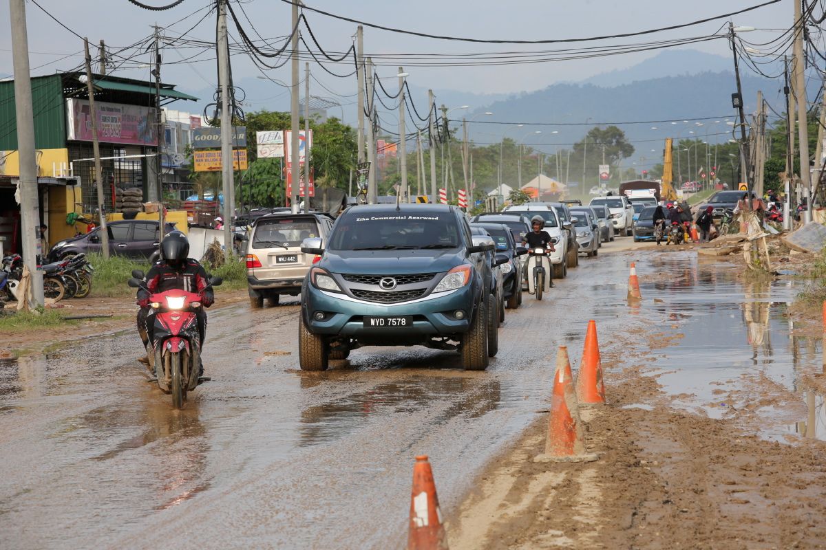 Road to Batu 18, Hulu Langat covered with mud, debris