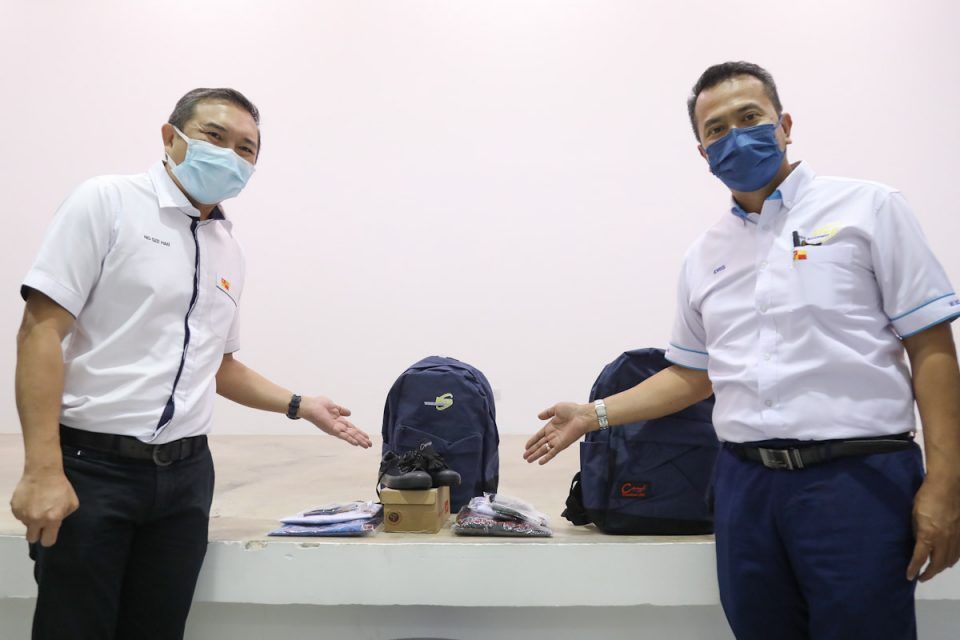 KDEBWM拨3万购开学用品 为200清寒学生送暖