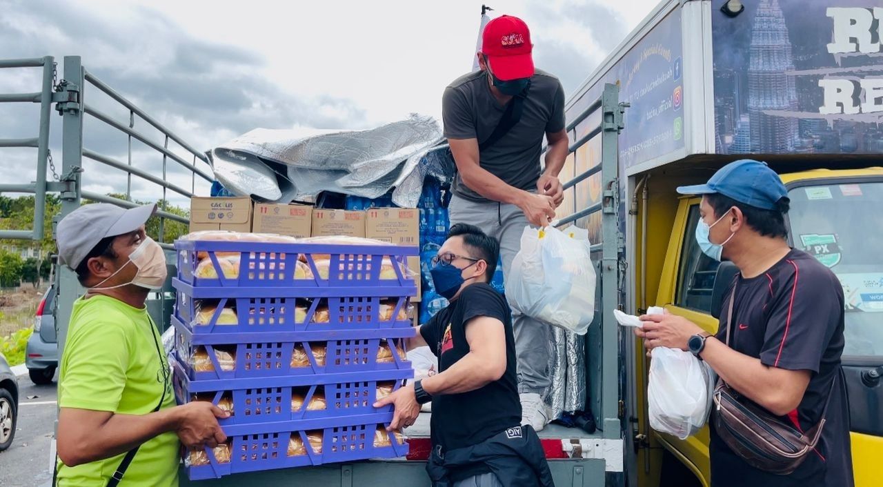 跨县送粮食助赈灾  黄瑞林送暖巴生灾黎