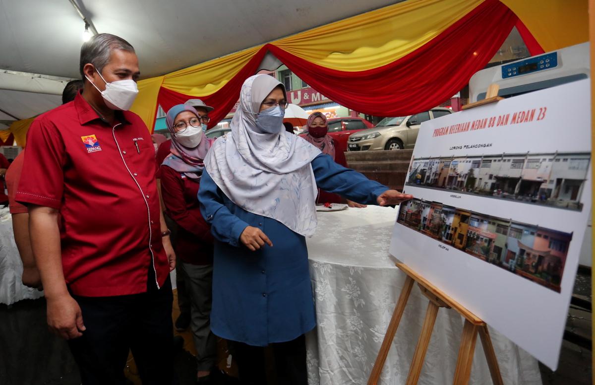 Pasang lampu LED solar, langkah jaga kelestarian hijau