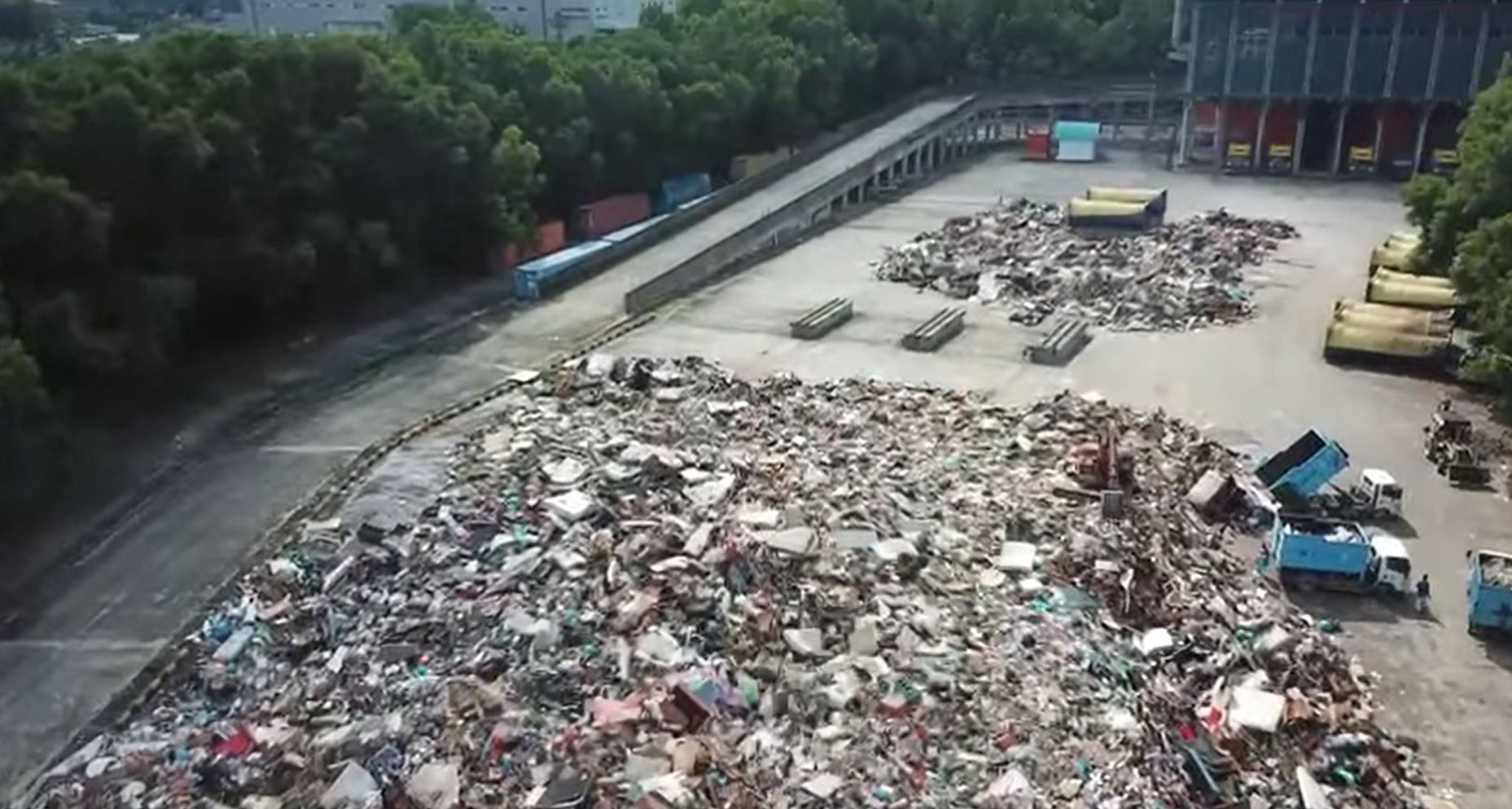 雪州设11垃圾转运站 加速清理灾后垃圾