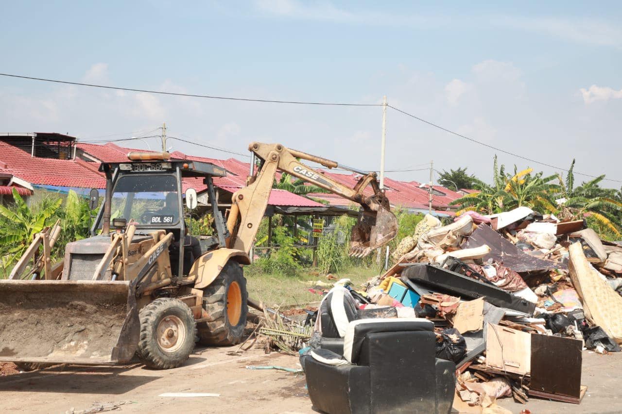 Pihak berkuasa tempatan giat laksana kerja pembersihan pascabanjir