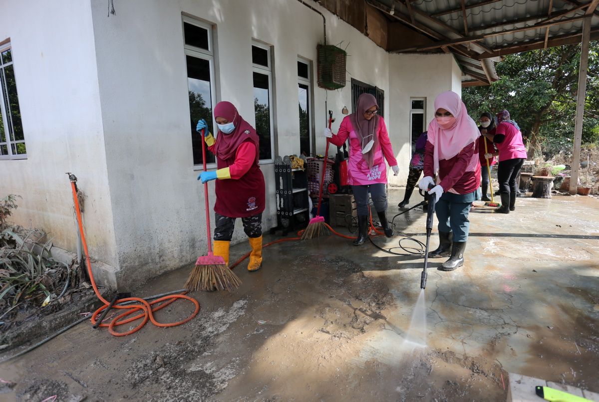 Honest gratitude as outsiders come together to help flood victims in home cleaning