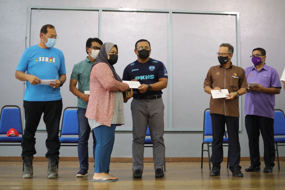 சிலாங்கூரில் வெள்ள உதவி நிதிக்கு 70,000 பேர் விண்ணப்பம்- 41,000 பேருக்கு நிதி பகிர்ந்தளிப்பு