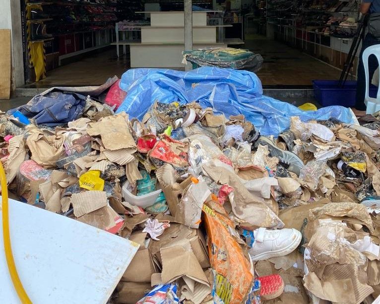 Peniaga terjejas banjir lelong stok kasut, pakaian ditenggelami air