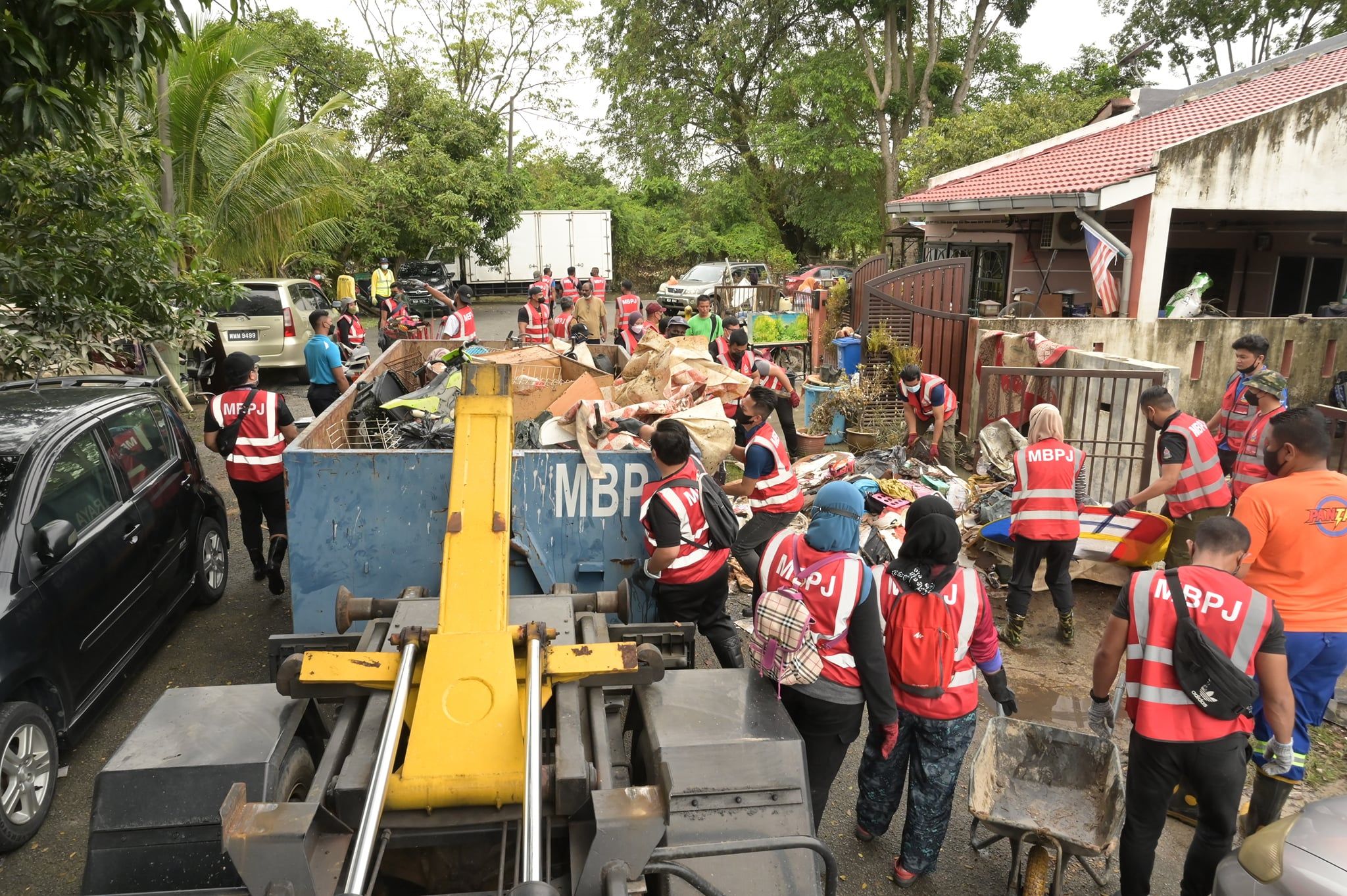 PBT, sukarelawan ganding bahu bersih kawasan terjejas banjir
