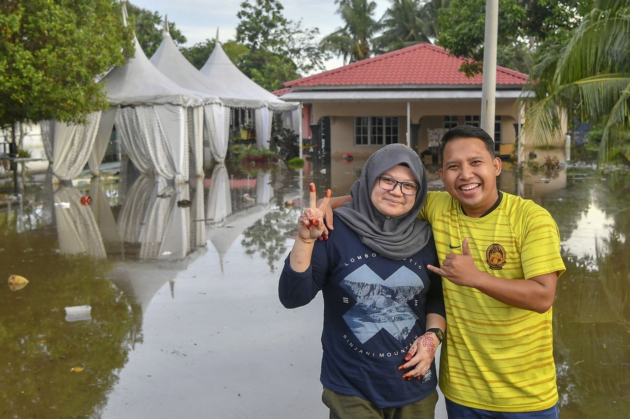 Bersanding dalam banjir, kenangan terindah buat pengantin baharu
