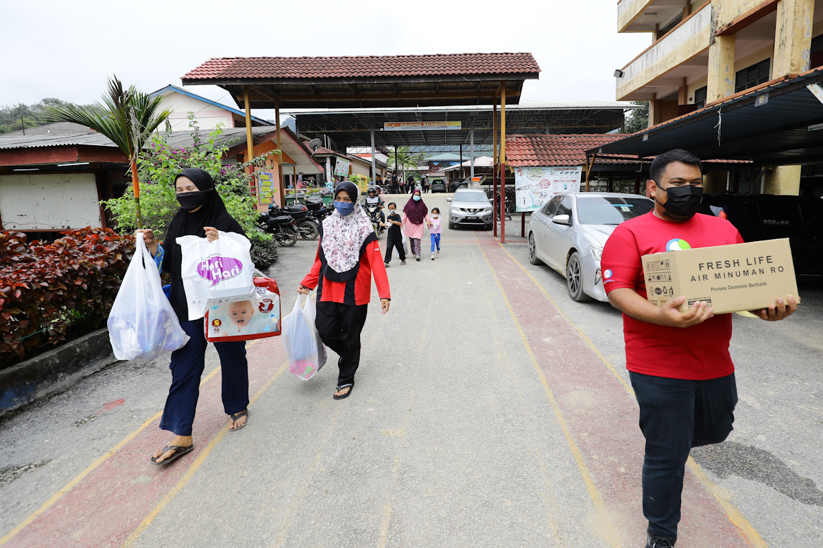 State reps unaffected by floods join relief efforts, distribute aid