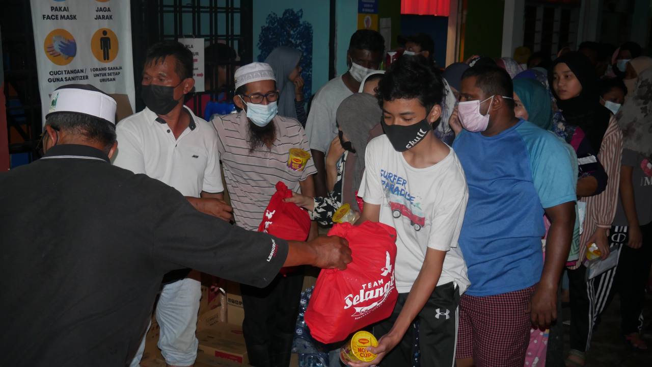 Team Selangor agih 700 pek makanan untuk mangsa banjir