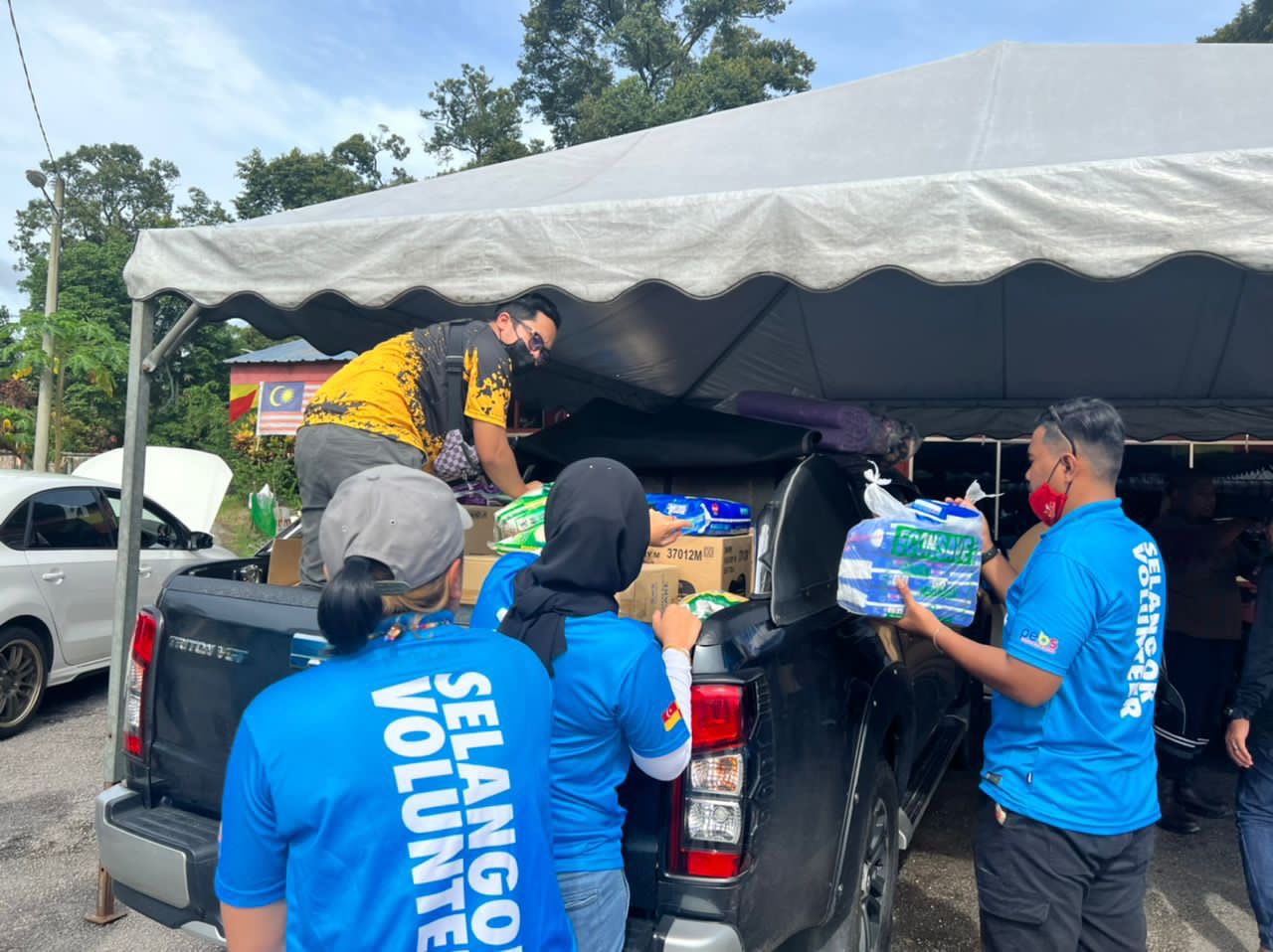 State reps, local authorities, volunteers, shoulder burdens to help flood victims