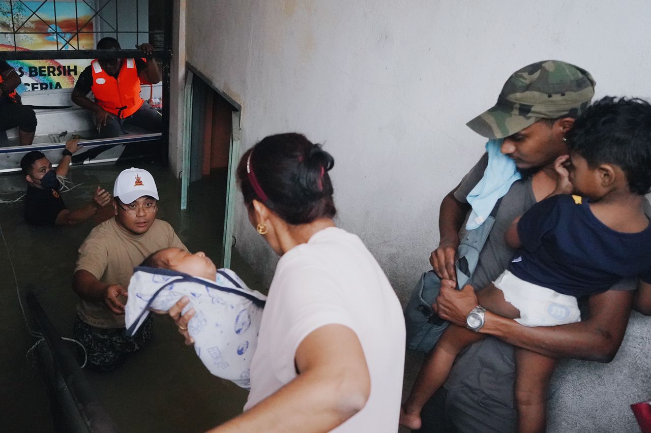 MB bantu keluarkan keluarga anak baru lahir, warga emas di SK Taman Sri Muda (VIDEO)