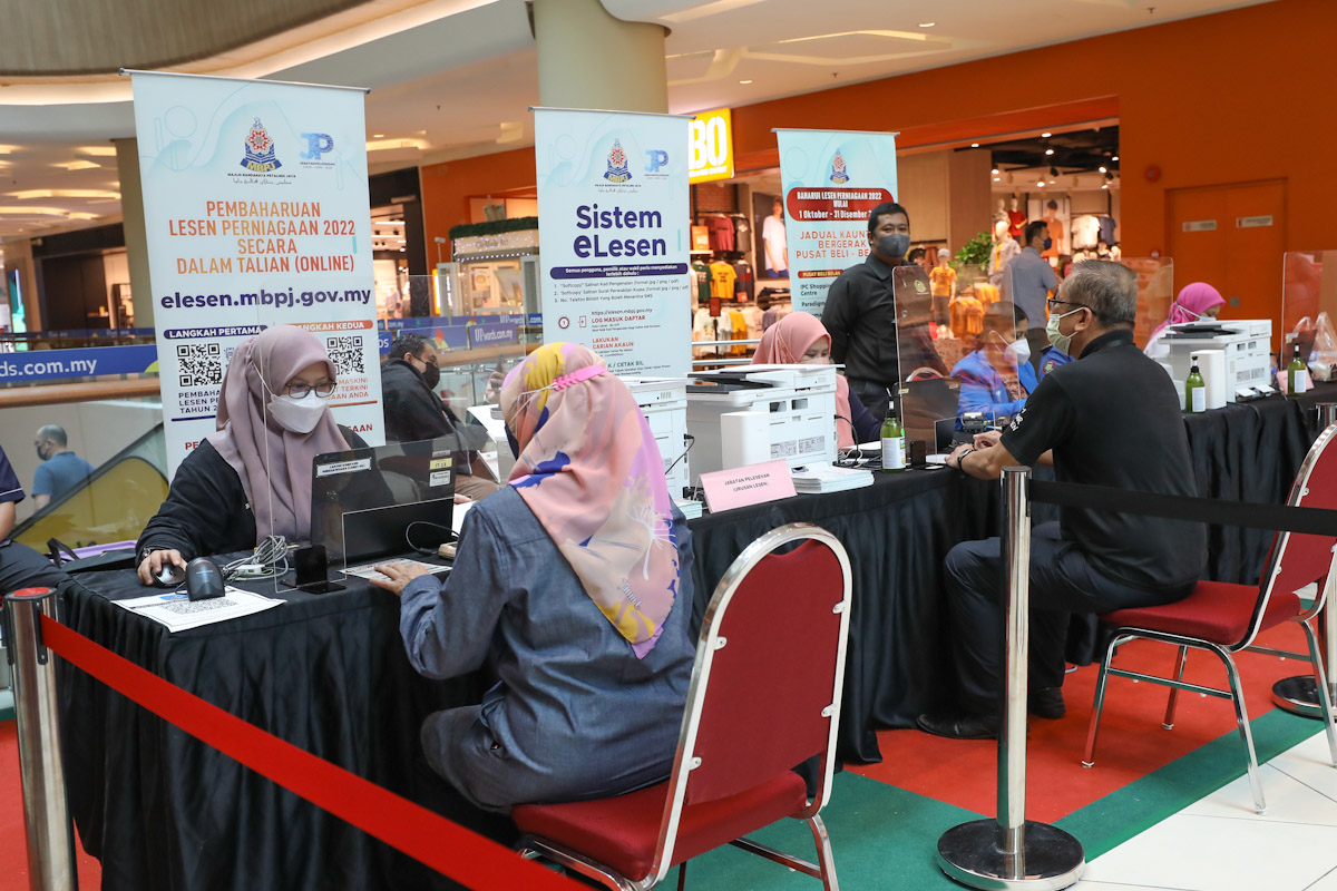 Kaunter bergerak MBPJ mudahkan peniaga perbaharui lesen