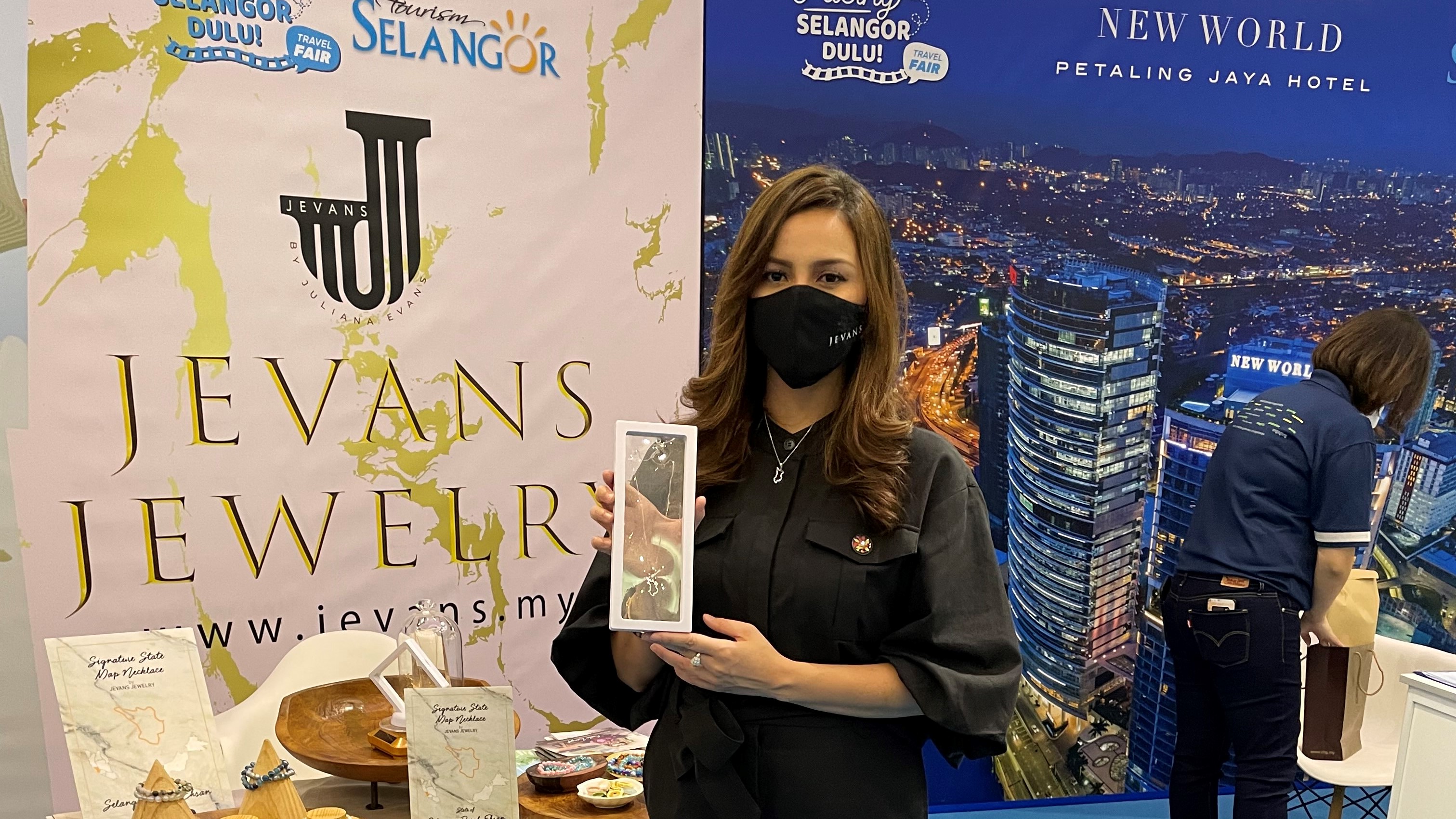 Juliana Evans lancar rantai leher, perkenal Selangor di mata dunia