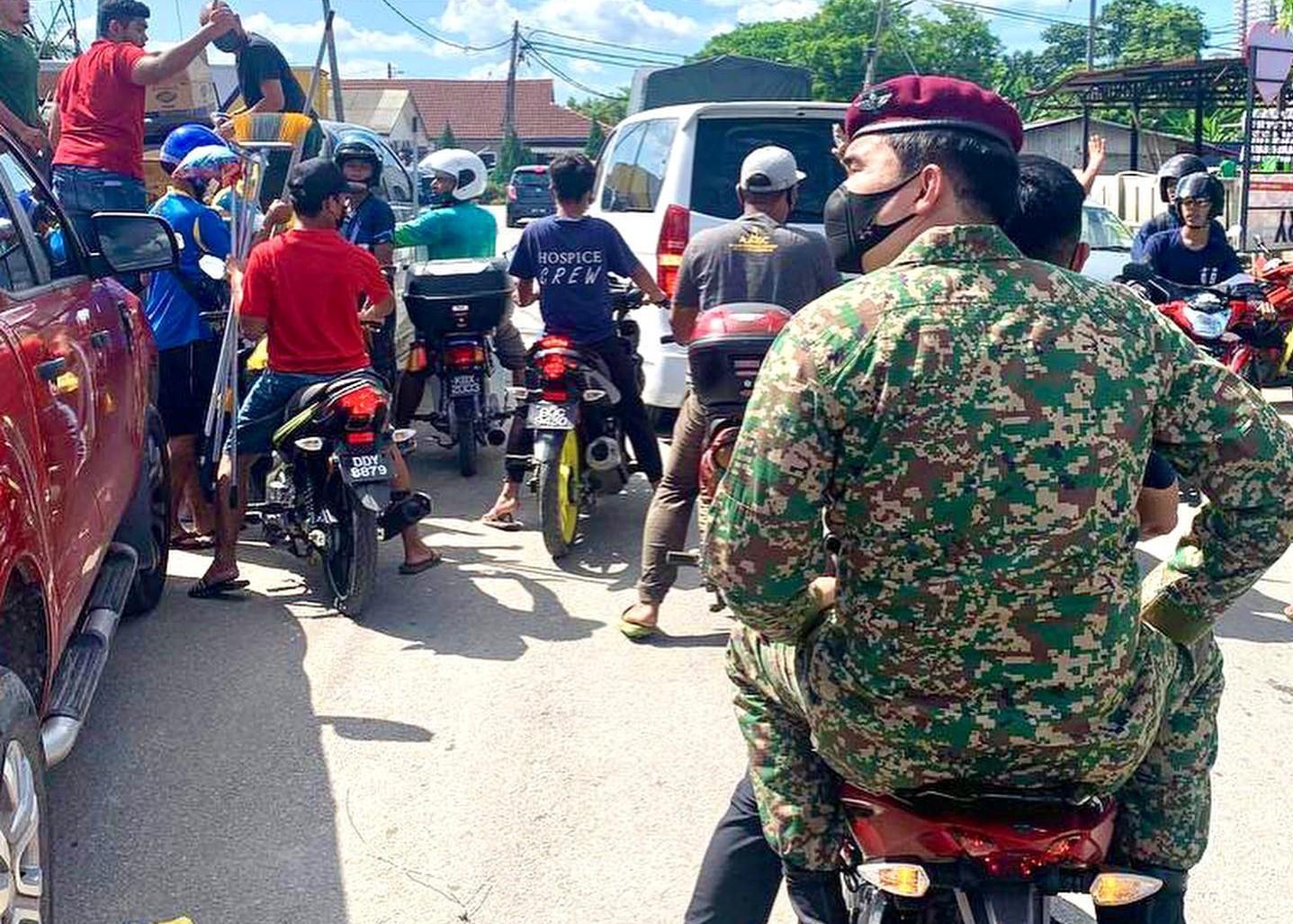 Raja Muda sertai misi bantuan kepada mangsa bah Padang Jawa