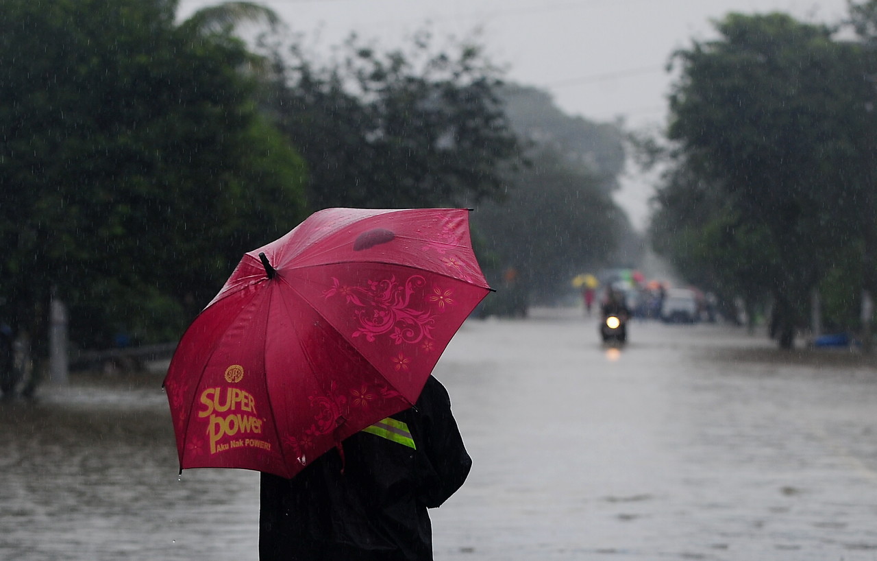 Floods: Dozens stranded in Setia Alam, Bandar Bukit Raja, forced to sleep in their vehicles