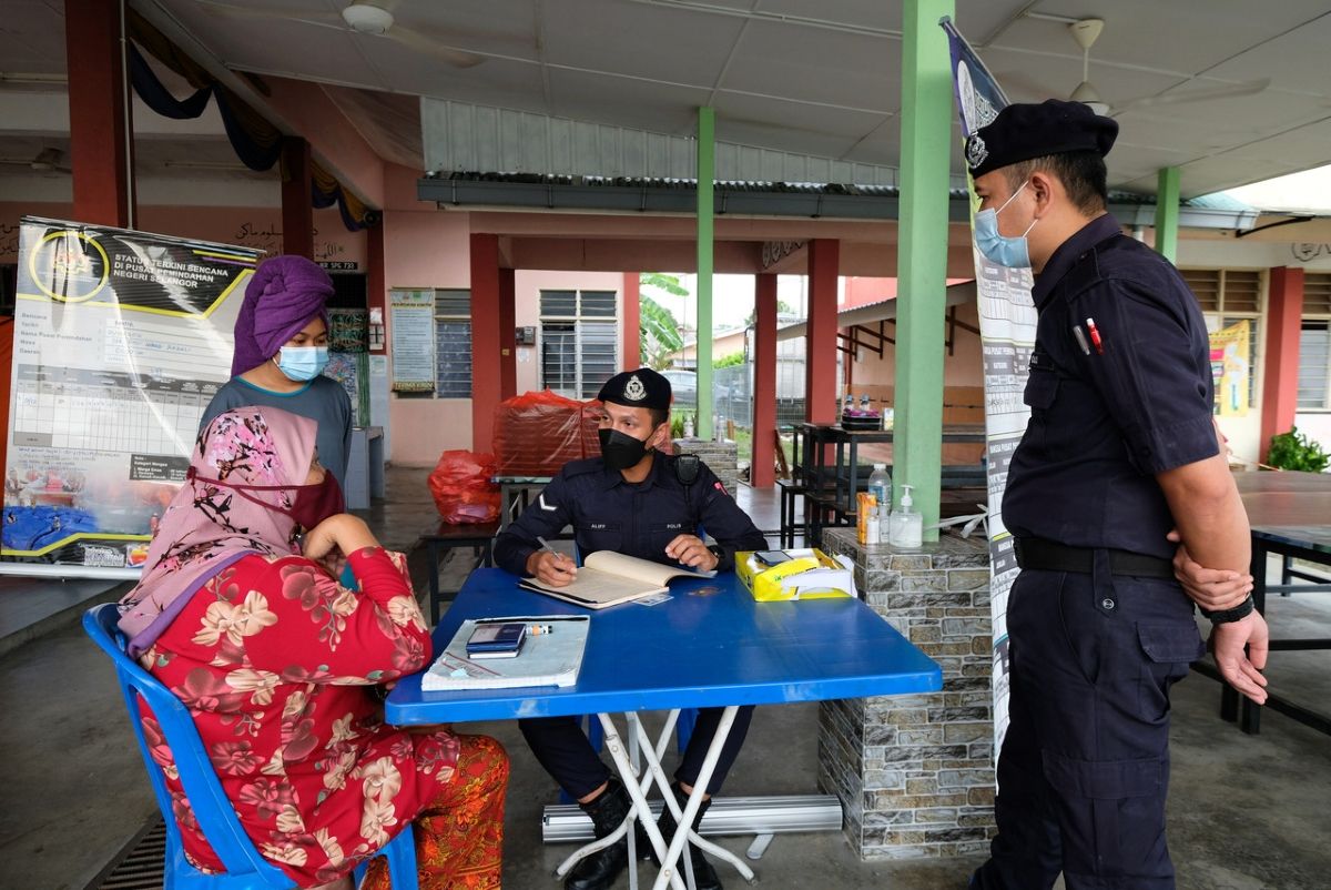 Flood victims praise police initiative for taking reports at relief centres