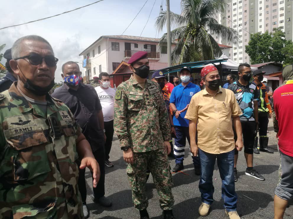 Raja Muda sertai misi selamatkan mangsa banjir Kampung Baru Hicom