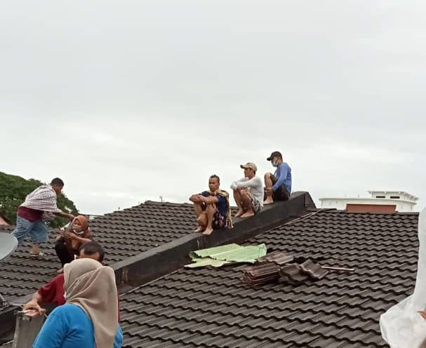 Factory workers stranded four hours on rooftop under heavy rain