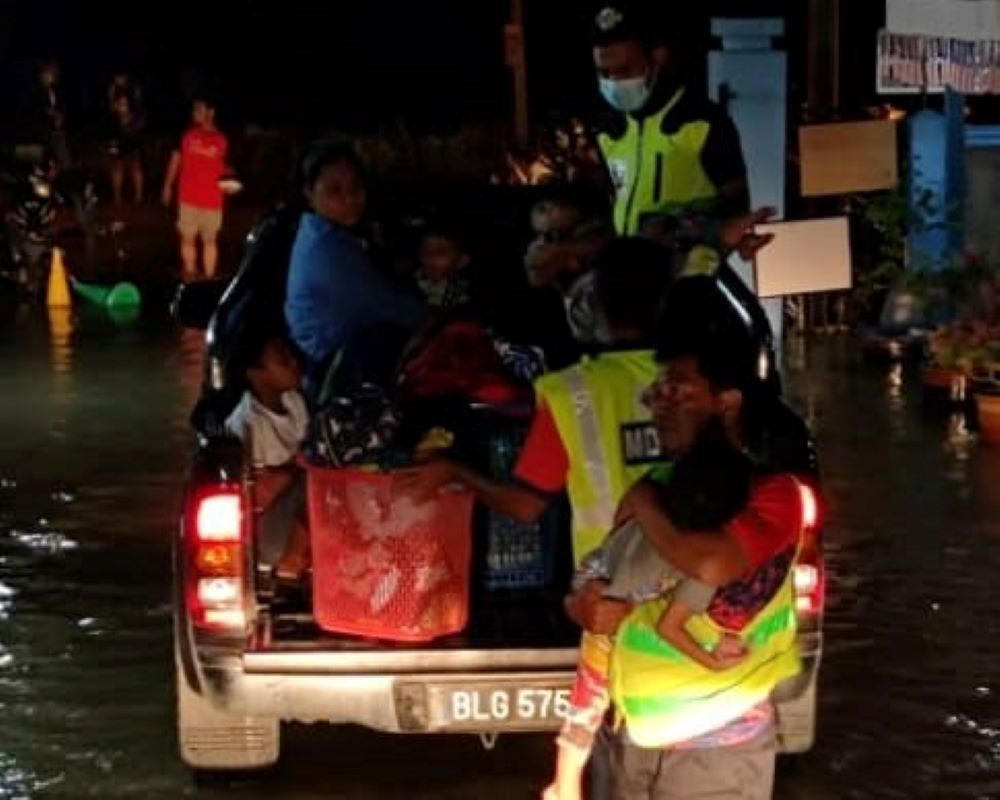 1,715 flood victims placed in eight Kuala Selangor relief centres