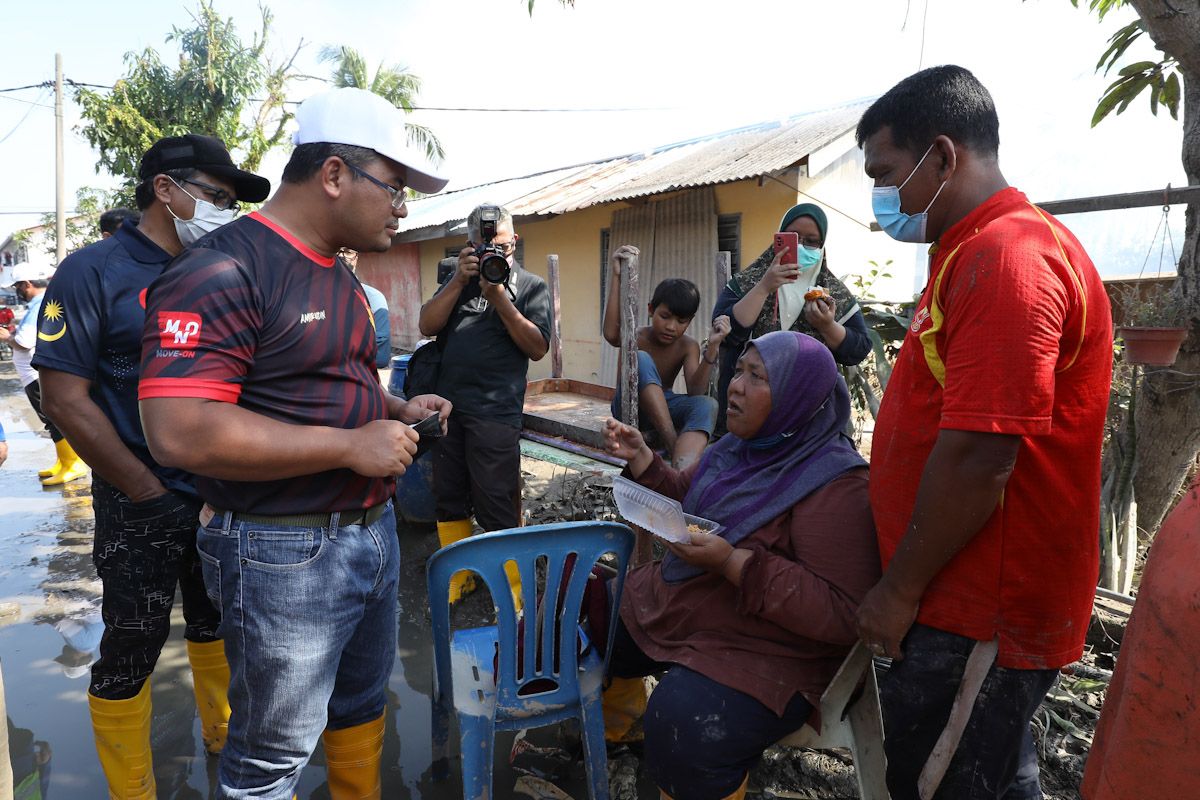 வெள்ளத்தில்  பாதிக்கப்பட்டவர்களின் வீடுகளை சுத்தம் செய்வதில் டீம் சிலாங்கூர் உதவி