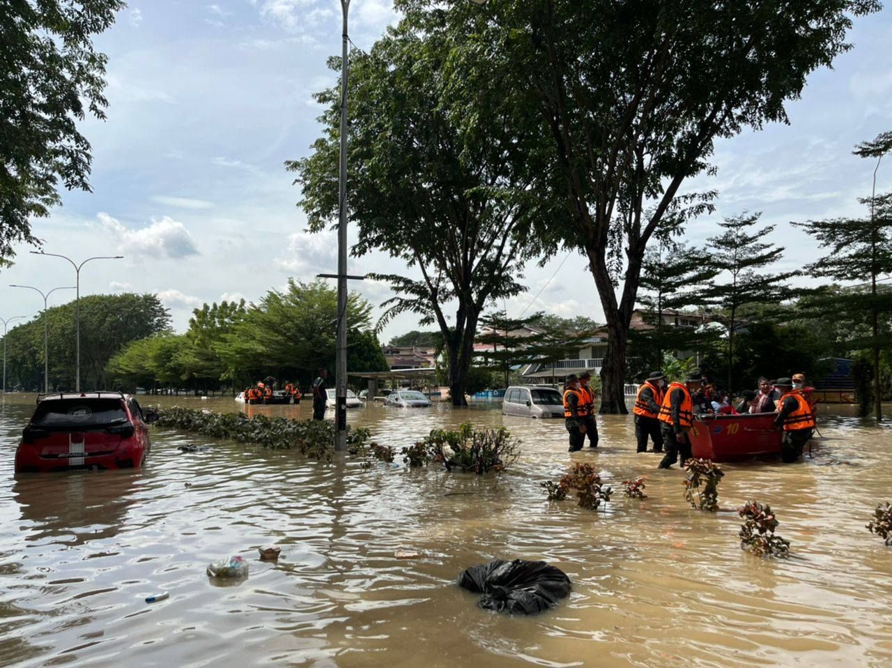 30 bot bantu pindahkan mangsa banjir Taman Sri Muda