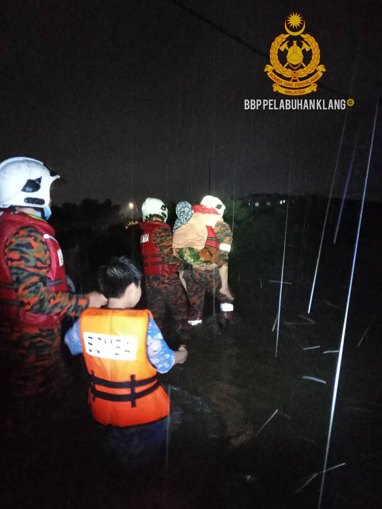 District disaster units activated following floods in Kapar, Klang 
